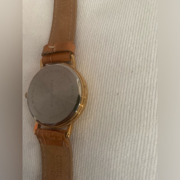 Women’s Quartz Brown Band and Pearl Face Watch, Slightly Used, Needs Battery - Picture 4 of 6
